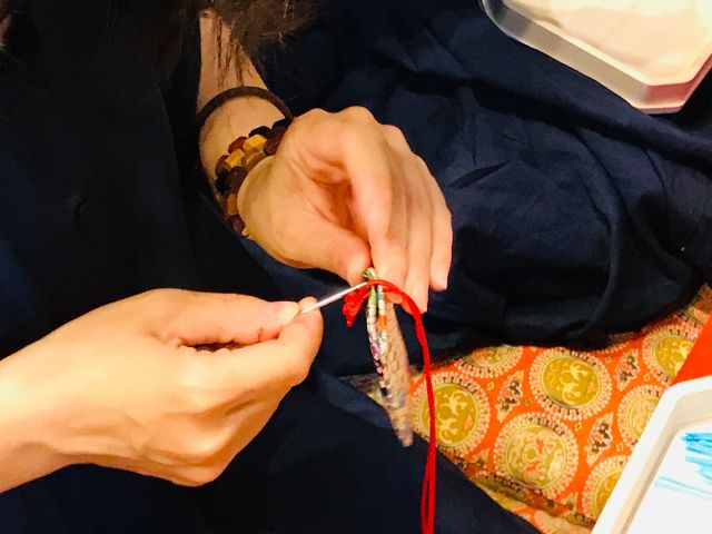紐を通すときには針を使います。