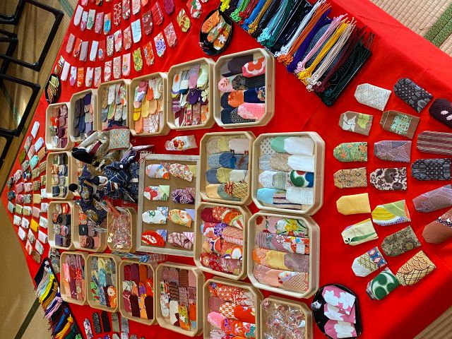 常時400種類のお守り袋を展示