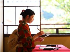しゃもじに書道イメージ(着物着付けありのイメージです。当プランに着物着付けは含まれません)