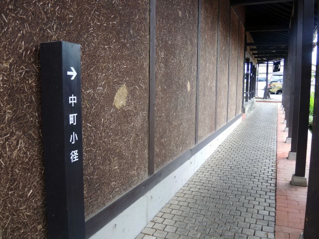 同じく酒蔵内の通り抜けです。栗の小道まで行けます。