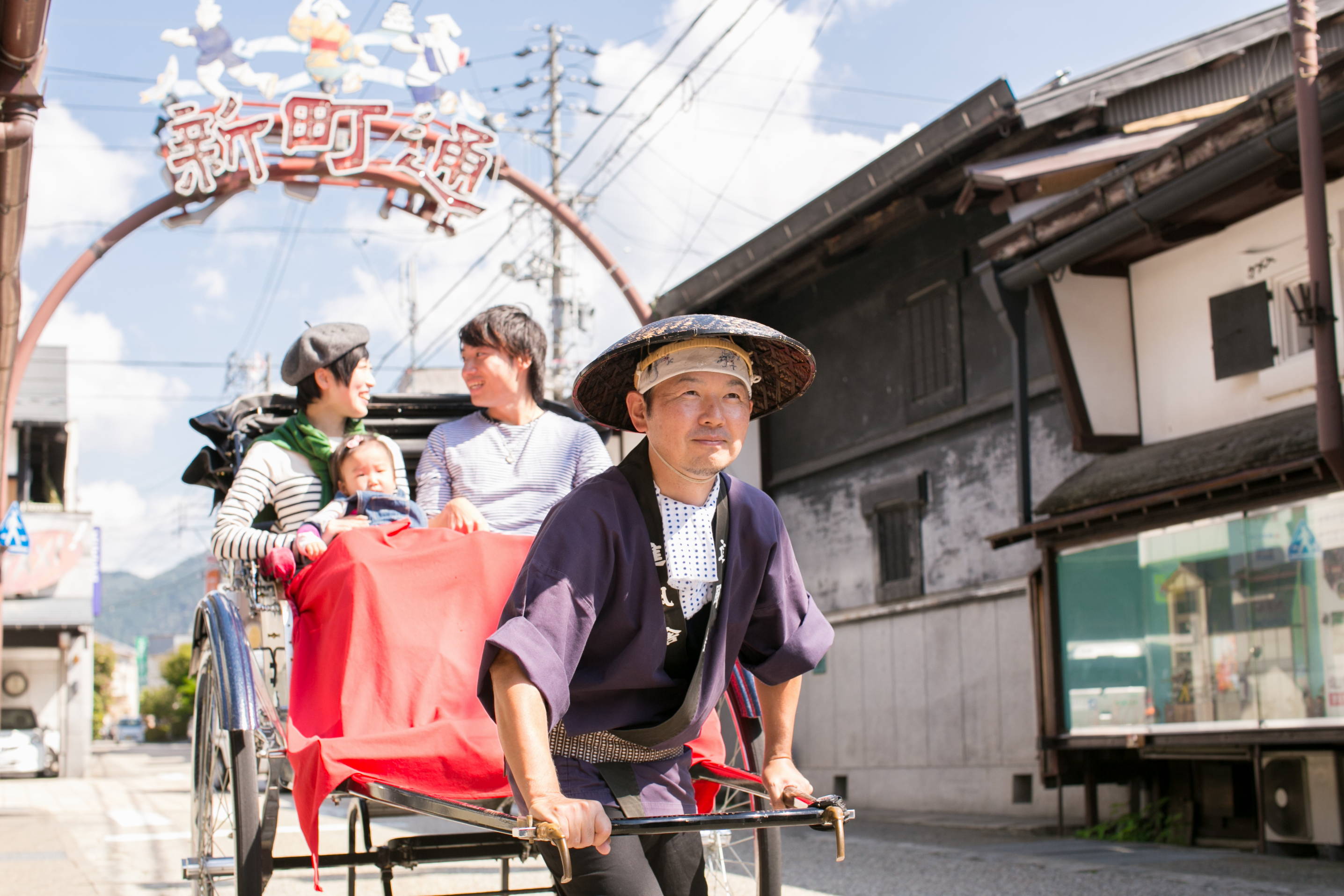 郡上おどりが一番のピークを迎える「お盆の徹夜おどり」。新町通りは、最初の3日間踊り会場になります。