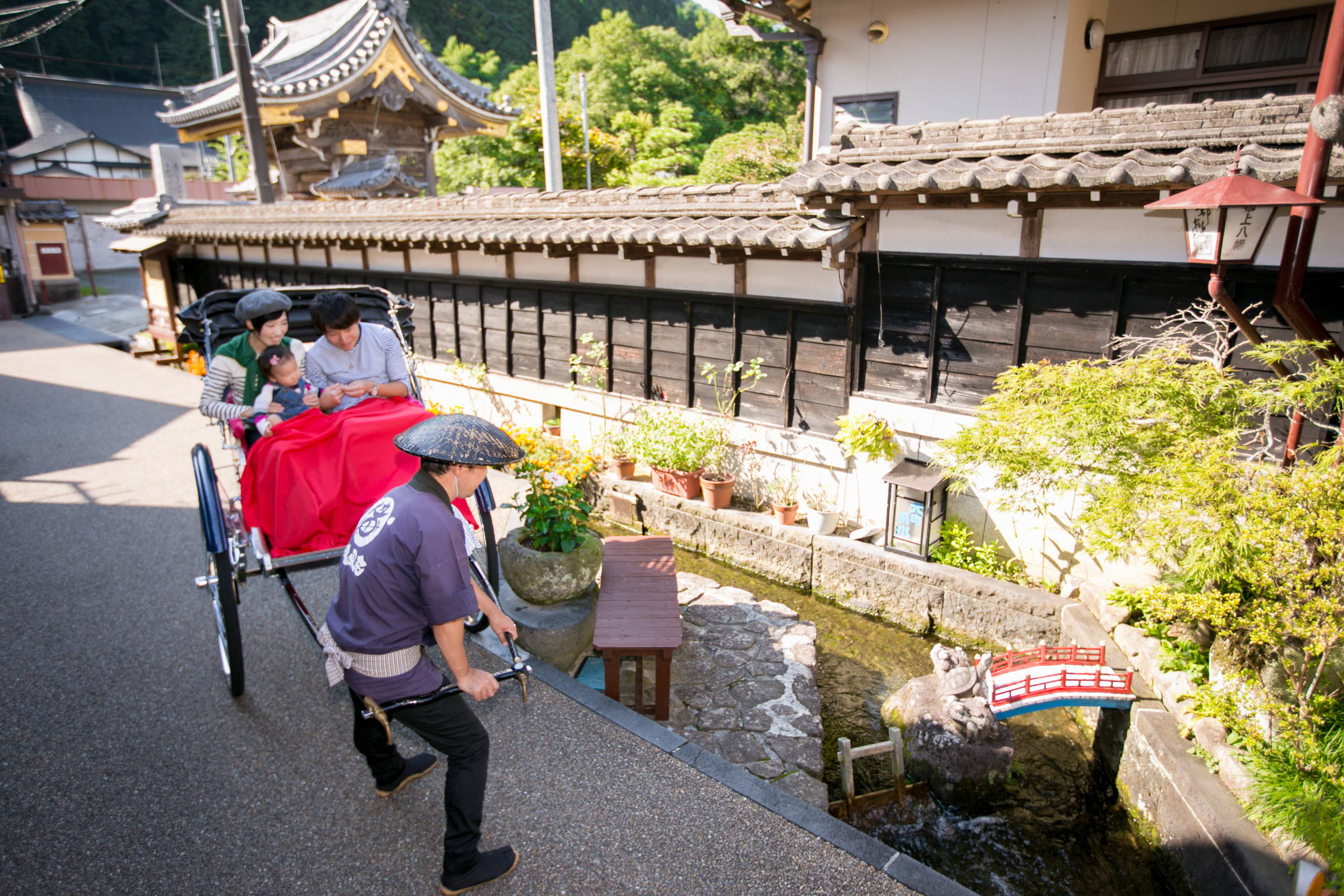 街の至るところに流れる水路の水。上流の川から引いているのでいつも綺麗です(雨の日を除く)水の音を聞きながらの散策も落ち着きますね。
