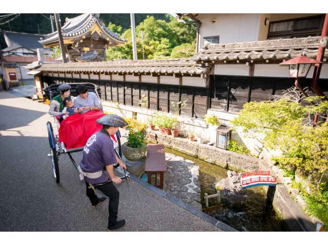 街の至るところに流れる水路の水。上流の川から引いているのでいつも綺麗です(雨の日を除く)水の音を聞きながらの散策も落ち着きますね。