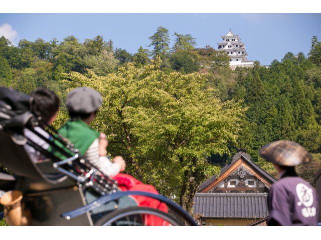 郡上八幡には「最も美しい山城」と呼ばれる郡上八幡城があります。歩いても30分ほどで行けますが、郡上八幡の観光の最後に、車で上がる事をお勧めします(笑)