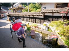 街の至るところに流れる水路の水。上流の川から引いているのでいつも綺麗です(雨の日を除く)水の音を聞きながらの散策も落ち着きますね。