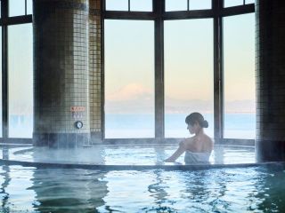 湘南の海に面した開放的な温泉で癒しのひとときを。