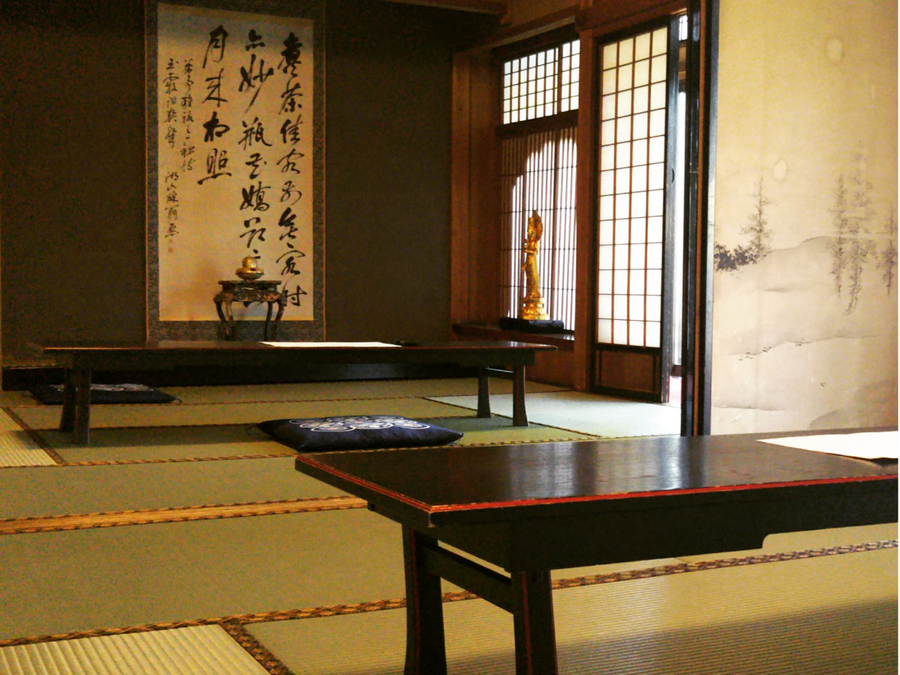 静かで落ち着いたお部屋にてご写経いただきます