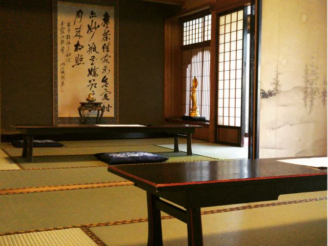 静かで落ち着いたお部屋にてご写経いただきます