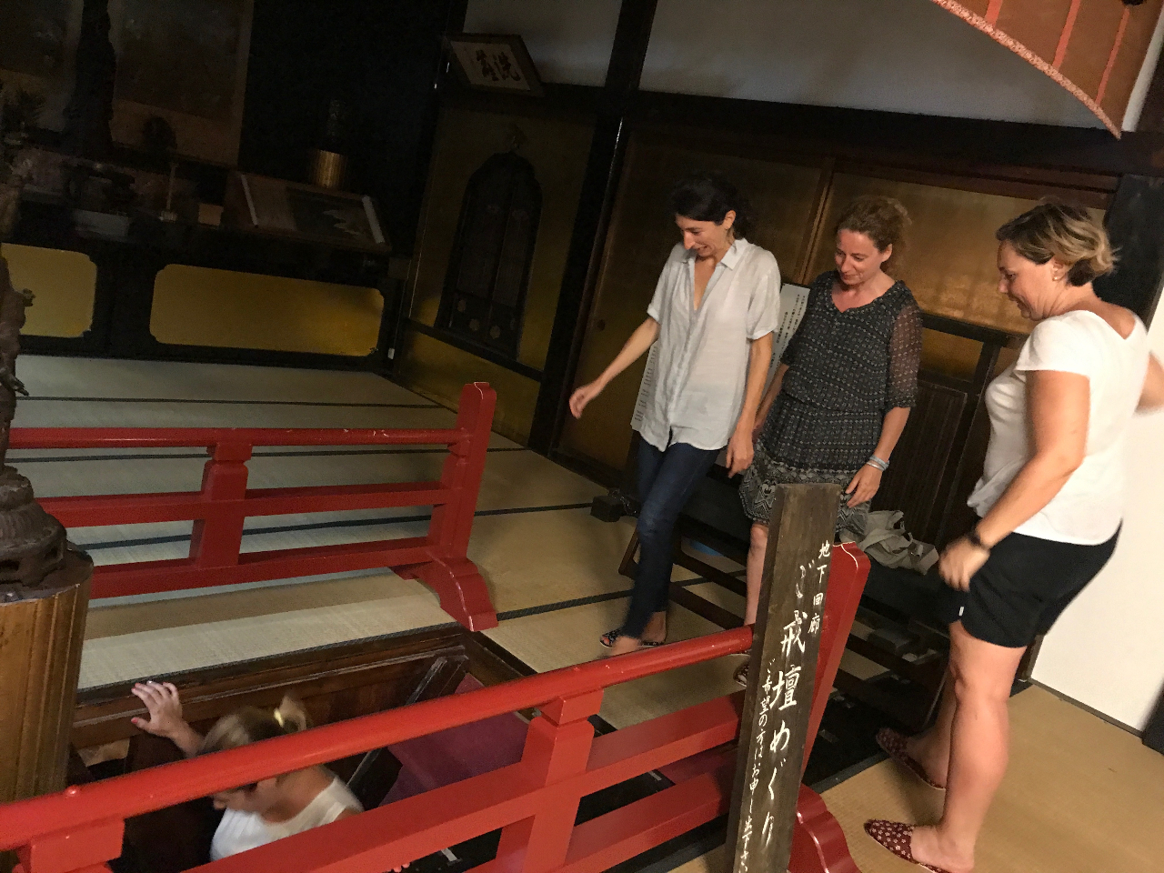 暗闇体験・地下回廊「ご戒壇巡り」