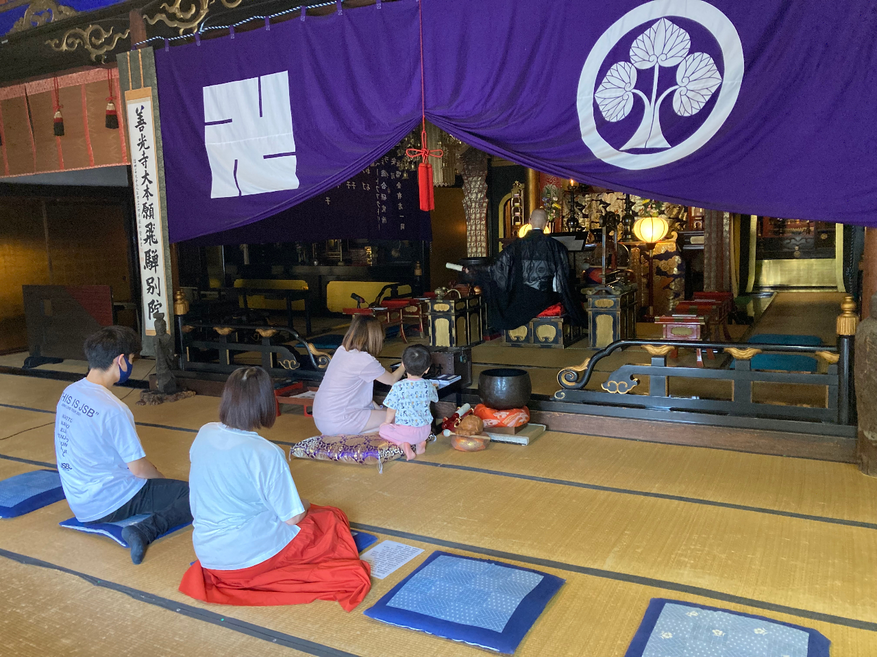 最初にお参りをしてから戒壇巡りにチャレンジしましょう!