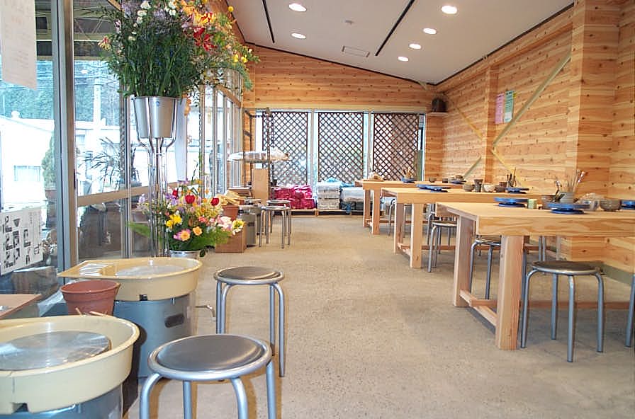 明るく清潔な工房です。