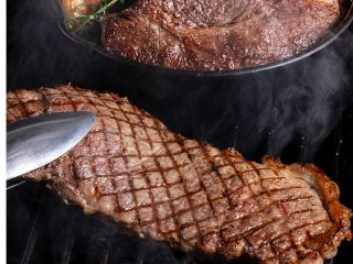 ライブキッチンで調理する音や香りもご馳走です。