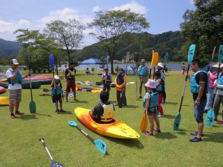 この体験Dayイベントは、カヌー・カヤック(約120艇、20種類)・SUPに自由に乗ることができます。30分ごとにレクチャーを実施しています。
