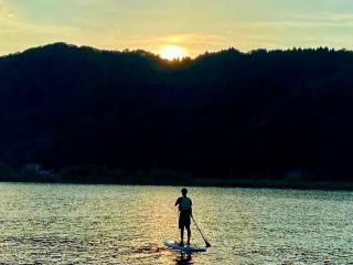 暑さも和らぐ夕暮れ時間の開催です。SUPの基本を学びながら、楽々浦湾入り口までショートツーリングします。