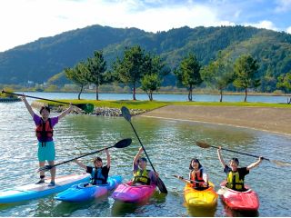 ライフジャケットは身体にあったものを無料で貸し出しています。公認インストラクターのチエックを受けてから漕ぎ出してください。