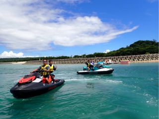 目の前に広がる壮大な海!沖縄の風を肌で感じよう♪
