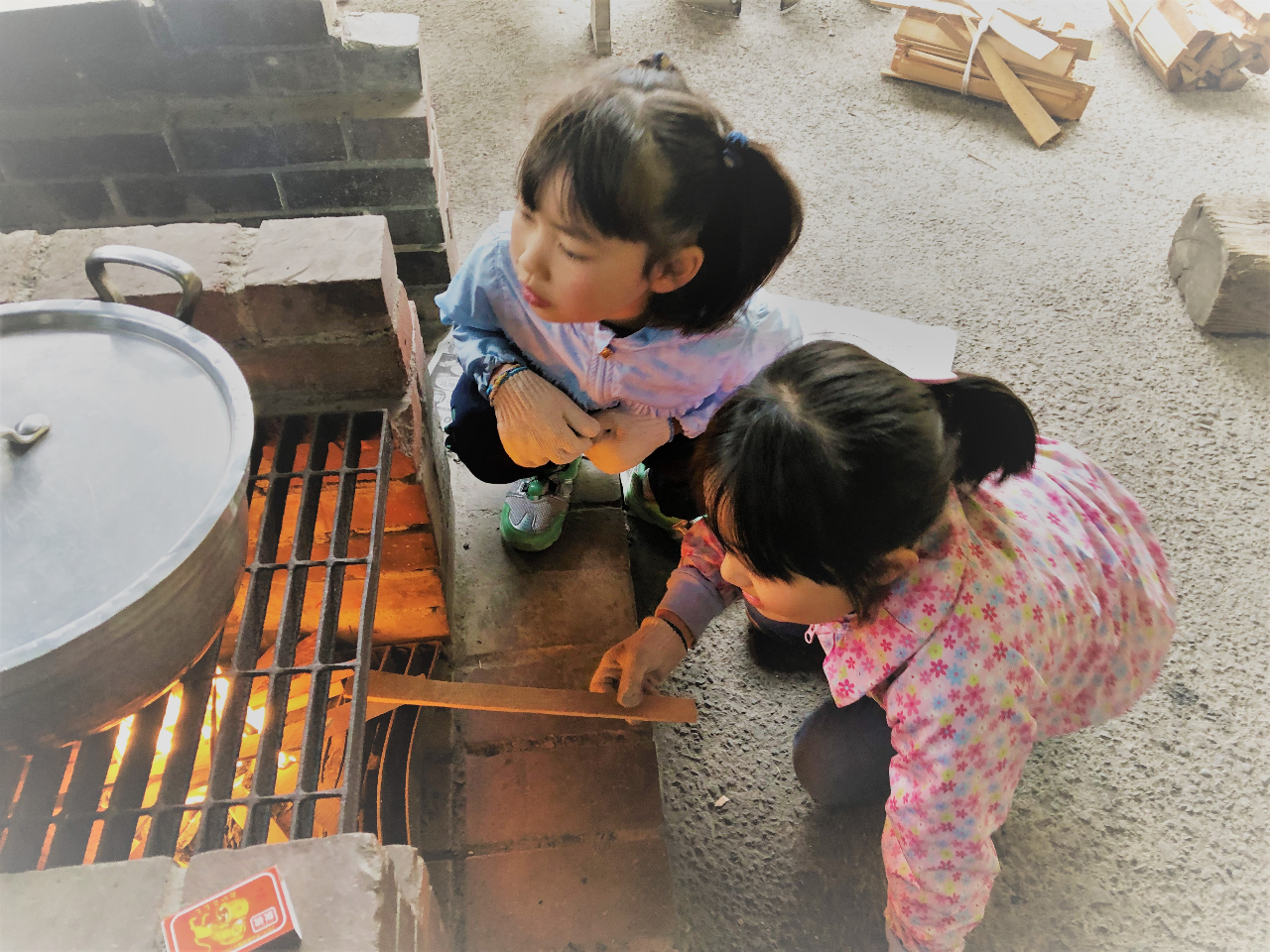 アウトドアの定番 カレーライス作り 初心者でもアウトドアを気軽に楽しめます ファミリー カップル グループにおすすめ 里山の自然学校 紀泉わいわい村 じゃらん遊び体験