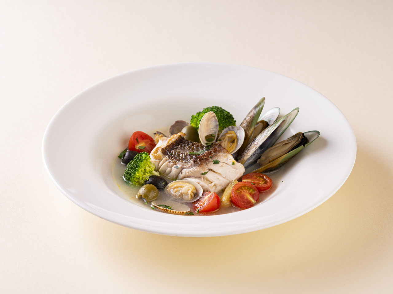 季節の旬魚と野菜のアクアパッツァ