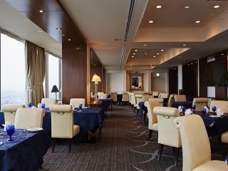 店内はゆったり落ち着いた空間です。プチリッチな食事をお楽しみください。