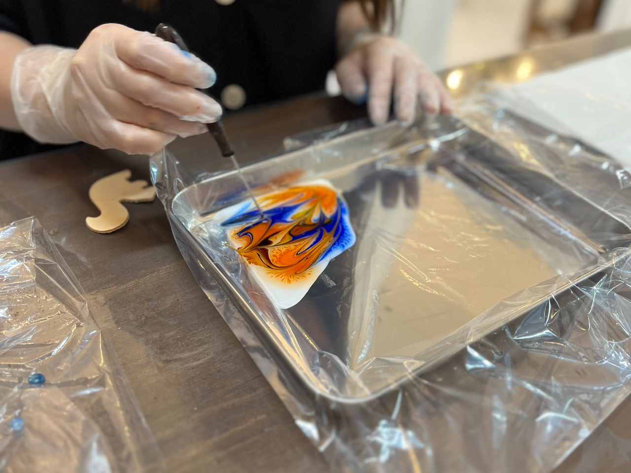 垂らした染料に竹串で模様を描いていきます。