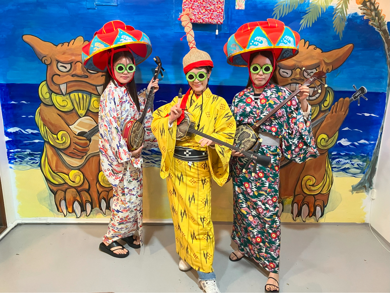 三線体験でインパクト大の写真も撮れます