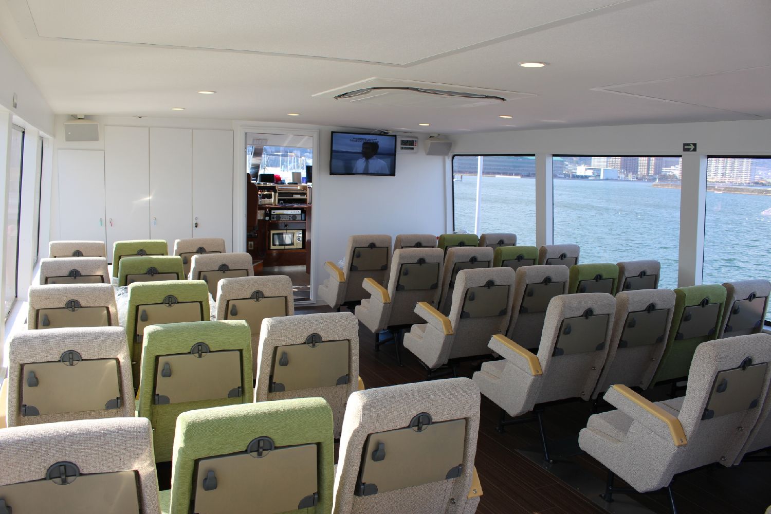 べんてん船内2F 後方にはデッキがあります。デッキからの景色もご堪能ください。
