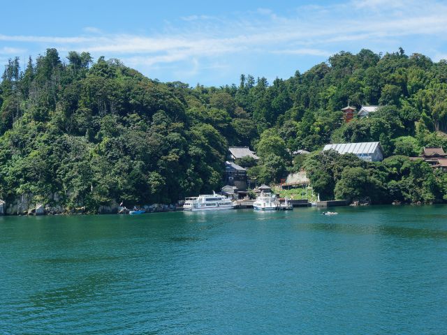 竹生島港全景 周囲2キロの小さな島ですが、見どころがいっぱい!!