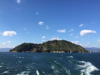 パワースポット竹生島♪周囲約2キロの小さな島の中には、安土桃山時代の国宝や重要文化財があります。大坂城の極楽橋を移築したと言われる歴史的建造物も残っています。