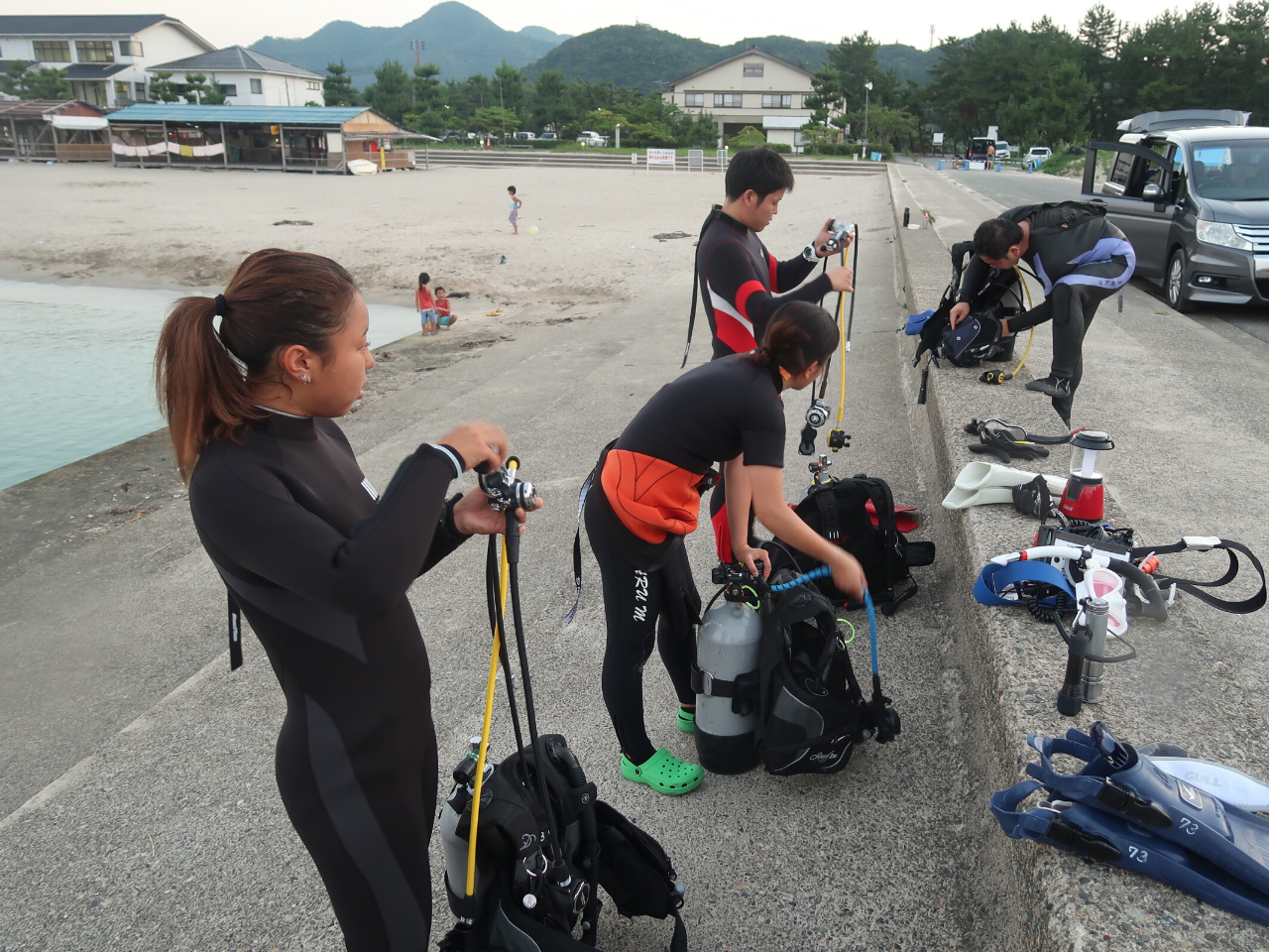 海に入る前にみんなで準備をしていきます