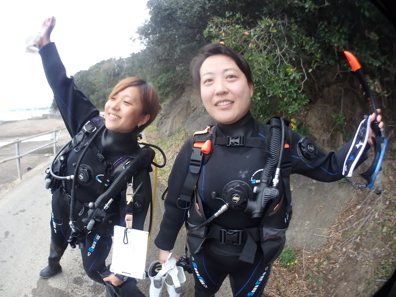 バディを組んでいよいよ水中へ!