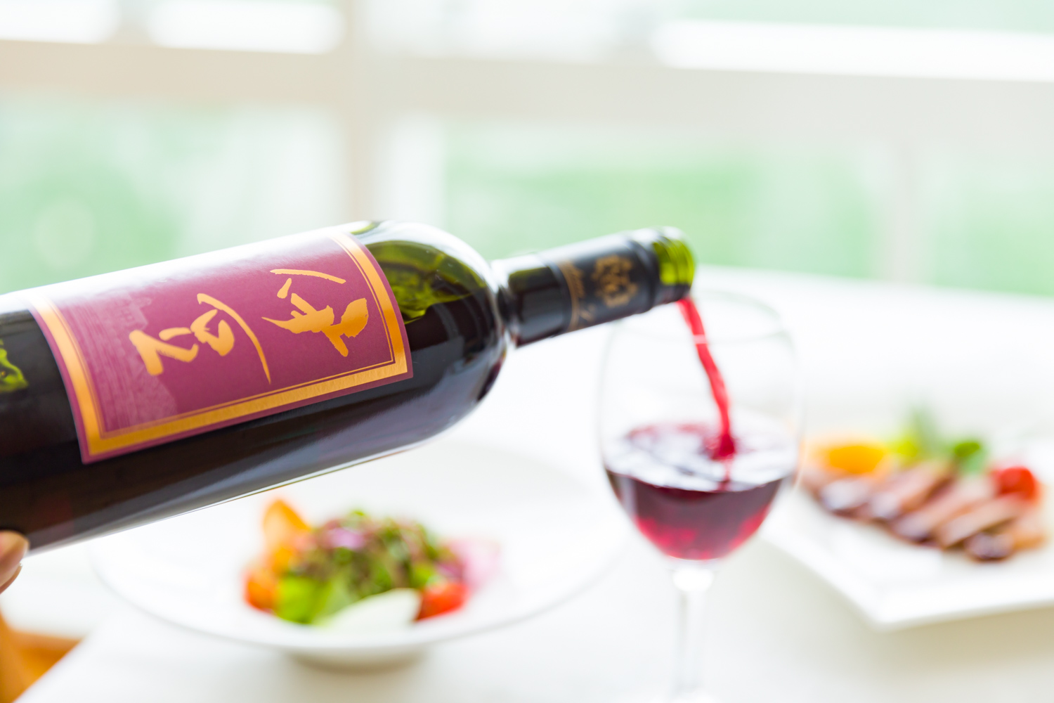 伊豆産のぶどうで造られた日本ワインはグラスでもご注文いただけます