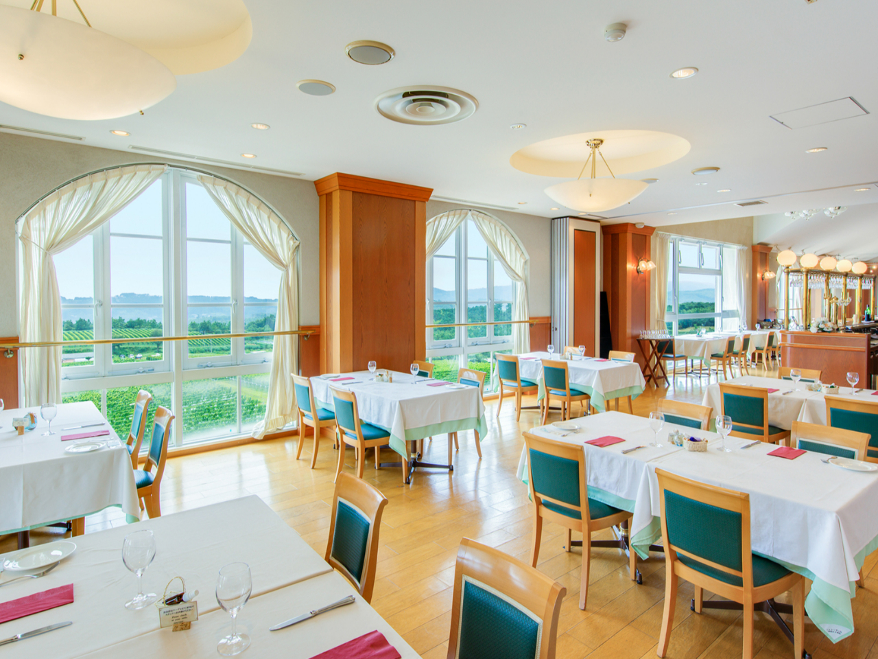 レストラン「ナパ・バレー」ではぶどう畑を眺めながらゆっくりお食事できます