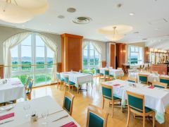 レストラン「ナパ・バレー」ではぶどう畑を眺めながらゆっくりお食事できます