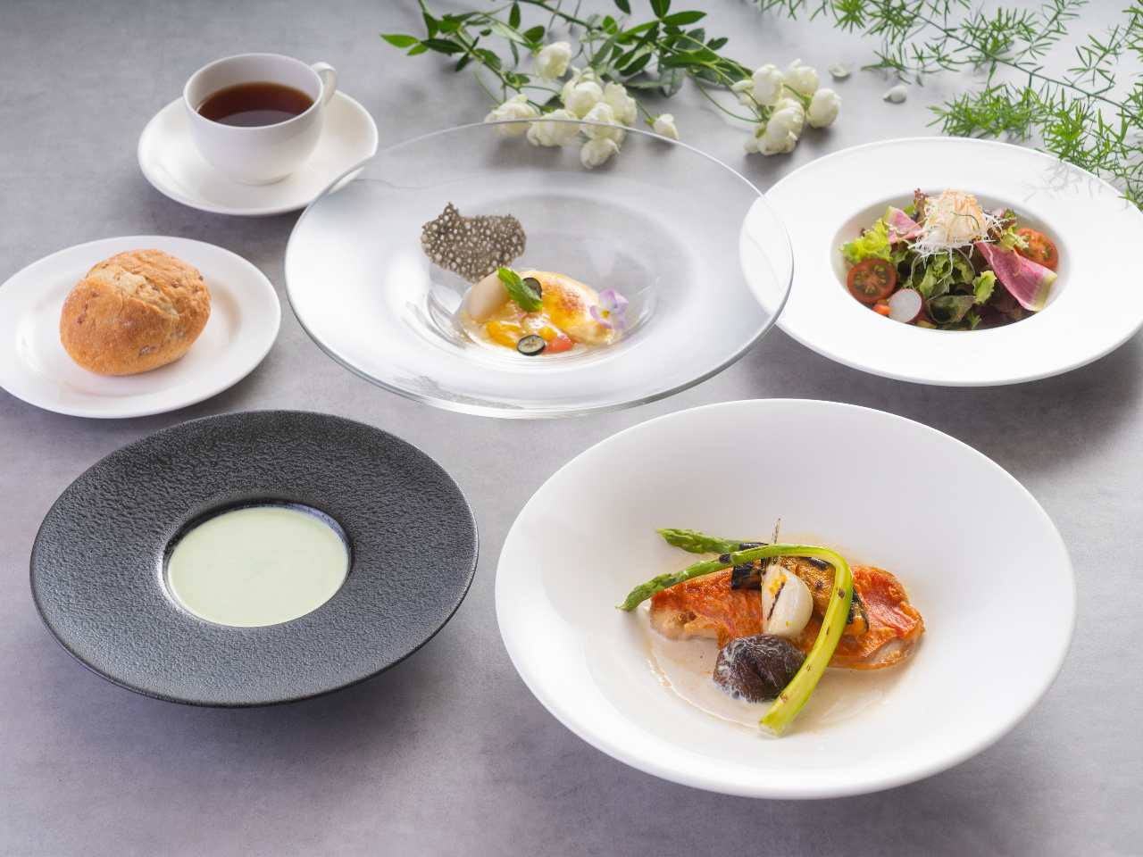 右手前・・メイン料理「沼津港より鮮魚のグリル」※魚の種類は日替わりです。