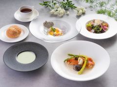 右手前・・メイン料理「沼津港より鮮魚のグリル」※魚の種類は日替わりです。