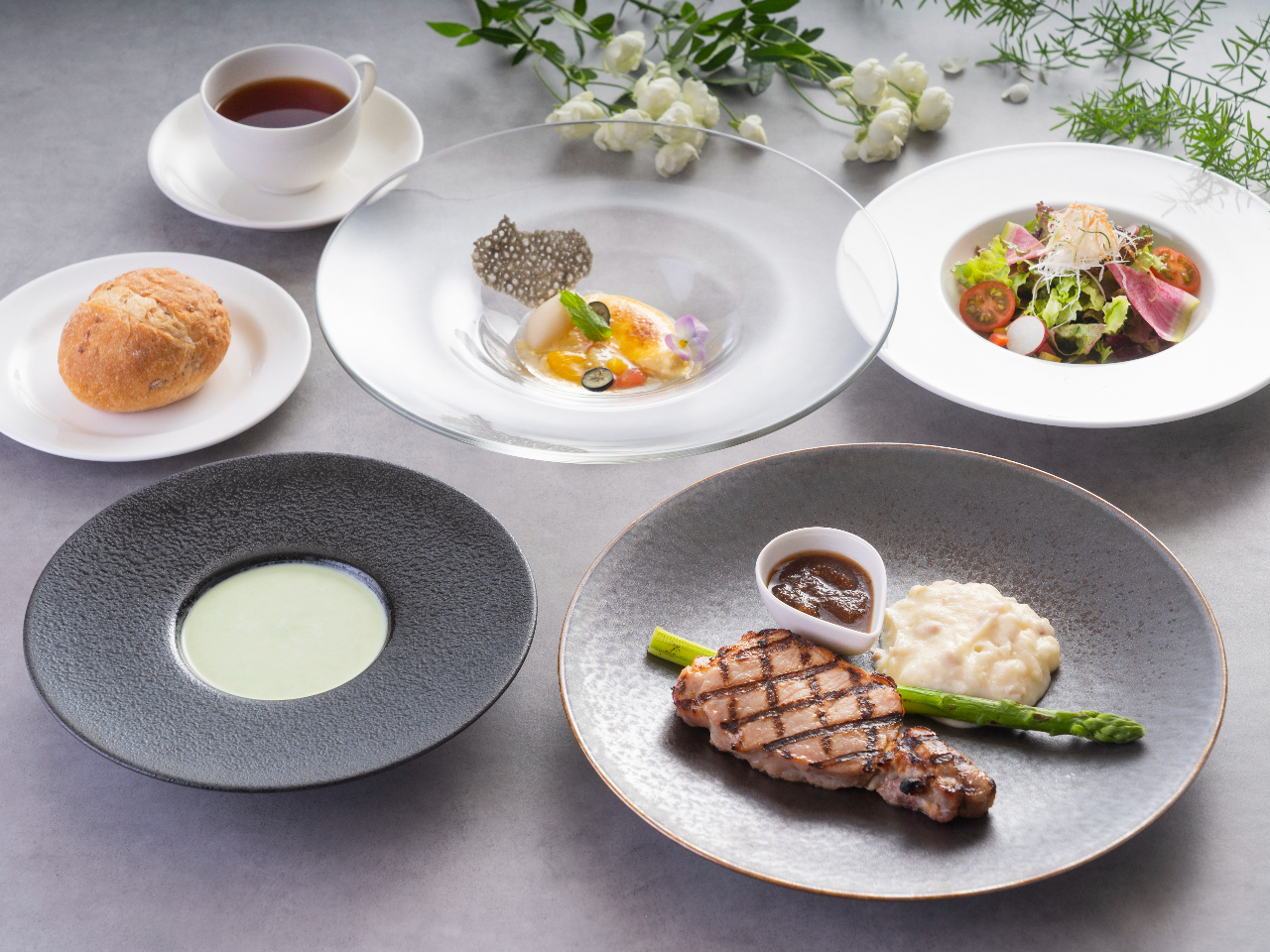 右手前・・・メイン料理「静岡県産銘柄豚ふじのくにポーク ロース 伊豆味噌焼き」