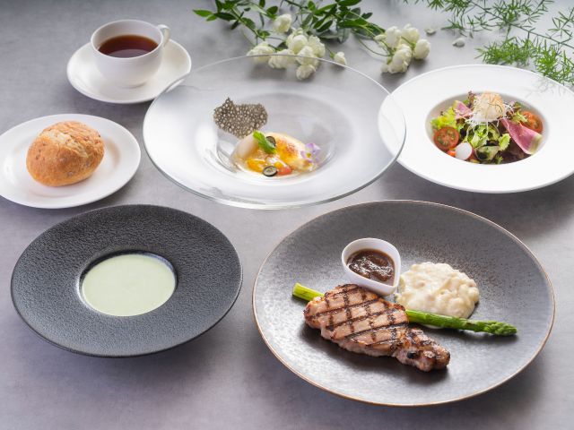 右手前・・・メイン料理「静岡県産銘柄豚ふじのくにポーク ロース 伊豆味噌焼き」