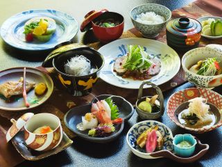 土地の食材を使った本格加賀懐石。器にも九谷焼を使い、食にも器にもこだわった懐石。