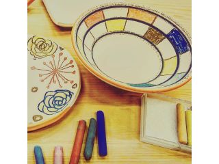 当窯元では、大谷の里で唯一、カラフルな陶磁器用のクレパスでの絵付けを行っております。小さなお子様でも、お絵描きをする様に絵付けを楽しんで頂けます。