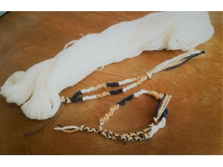 ミサンガとストラップの見本です。