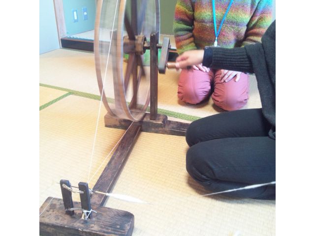 糸車を使った糸紡ぎの様子です。