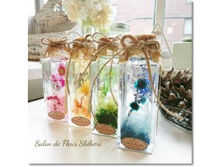 ガラス瓶の中に小さな世界が創りあげられます。