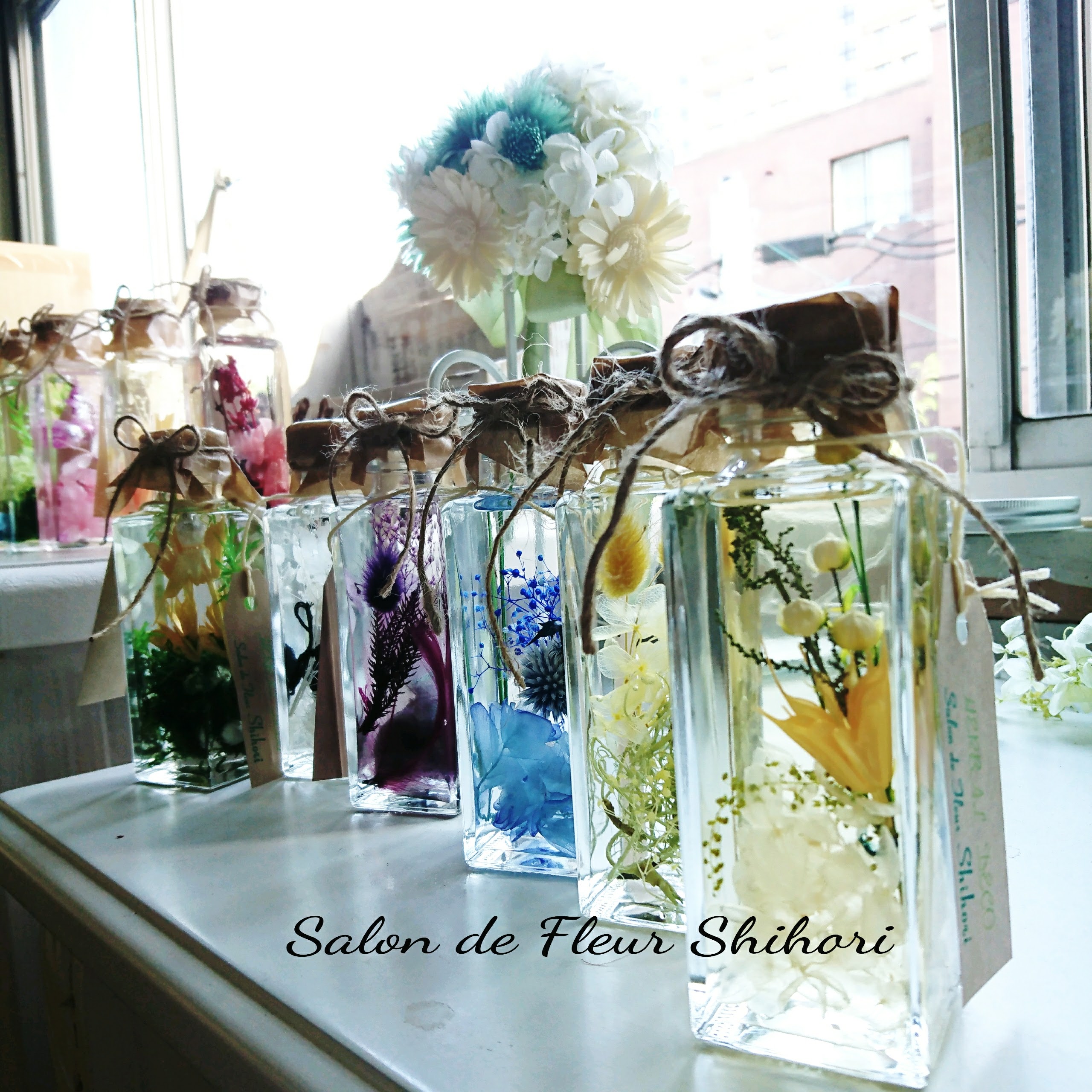 ガラス瓶の中に小さな世界が創りあげられます。