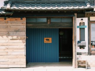 大きな扉と青い壁が目印♪