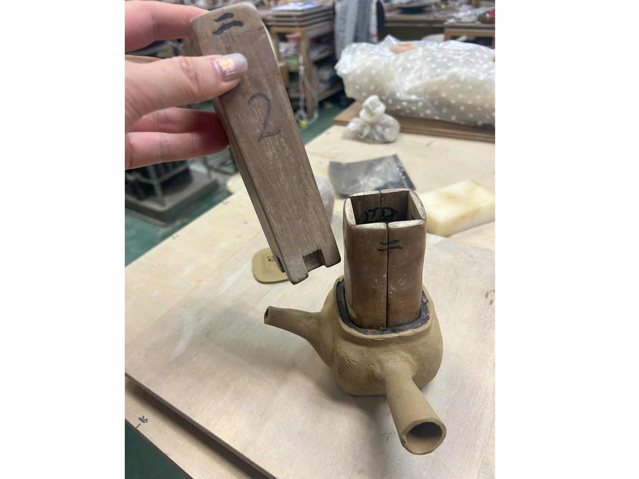 木型の取り外し作業