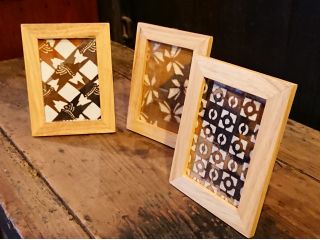 ご自分で染めた北限の茶染生地をフレームにセットしたら、お茶ならではの落ち着いた色合いのインテリアフレームの完成です。