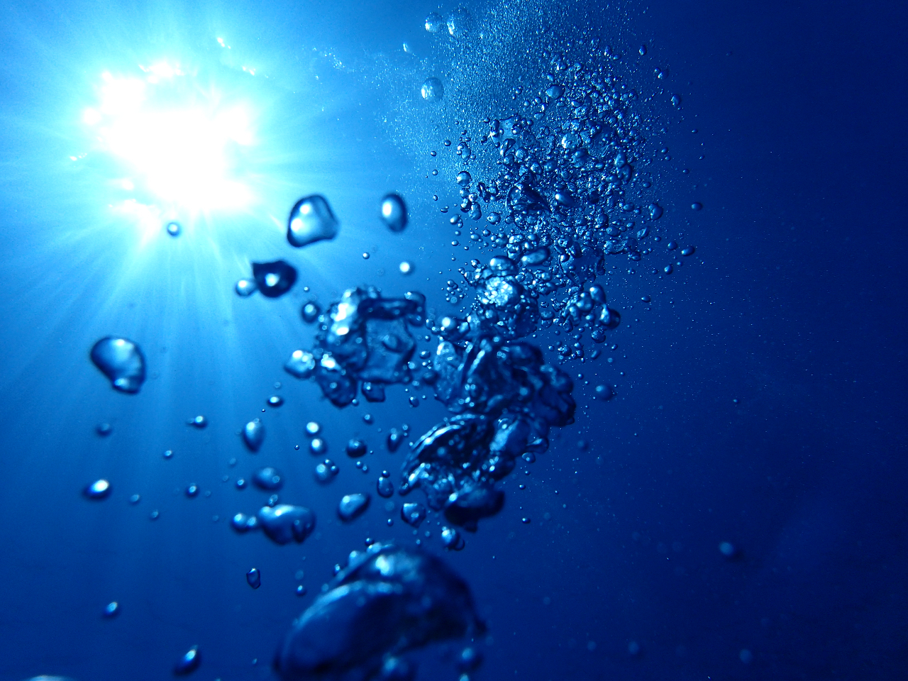 自分が吐いた泡が宝石のようです