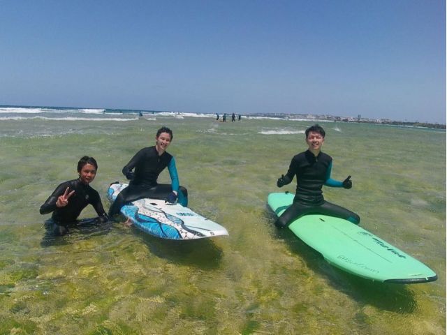 沖縄のきれいな海でサーフィンデビューしましょう〜!