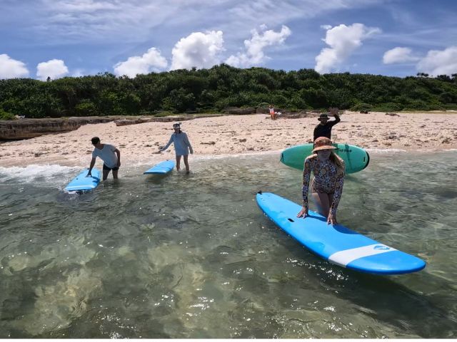 綺麗な海で初サーフィン!いいですね(^^♪