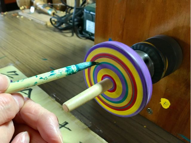ロクロを使ってキレイに絵付け 木ゴマの絵付け体験 各種こまよりお選び頂けます 伊豆こけし工房 工芸館 じゃらん遊び体験 ロクロを使ってキレイに絵付け 木ゴマの絵付け体験 各種こまよりお選び頂けます 伊豆こけし工房 工芸館 じゃらん遊び体験